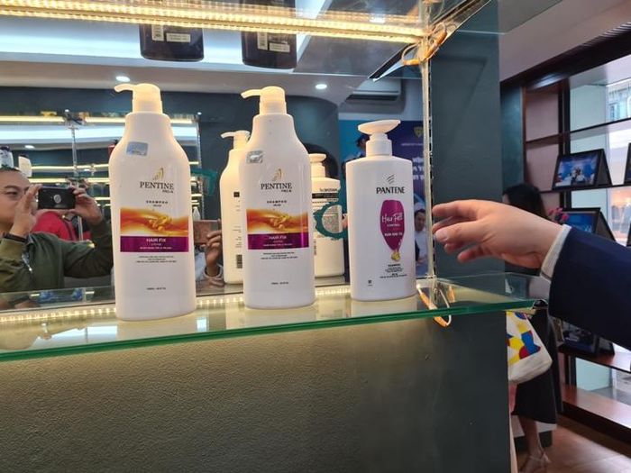 Dầu gội Pantene thật ngoài cùng bên phải, có cỡ chai nhỏ hơn, chữ Pantene đã đăng ký nhãn hiệu, không phải Pentine