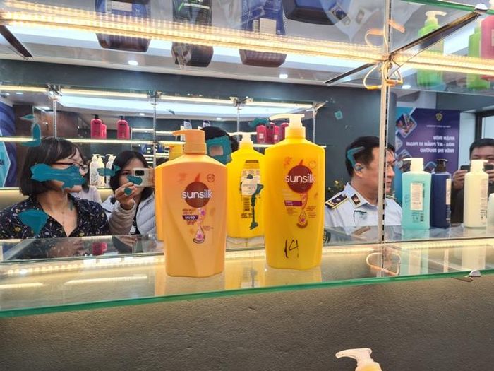 Chai dầu gội Sunsilk thật bên trái, được phân biệt bằng màu sắc và kích cỡ chai. Hãng này không có sản phẩm chai lớn như bên cạnh