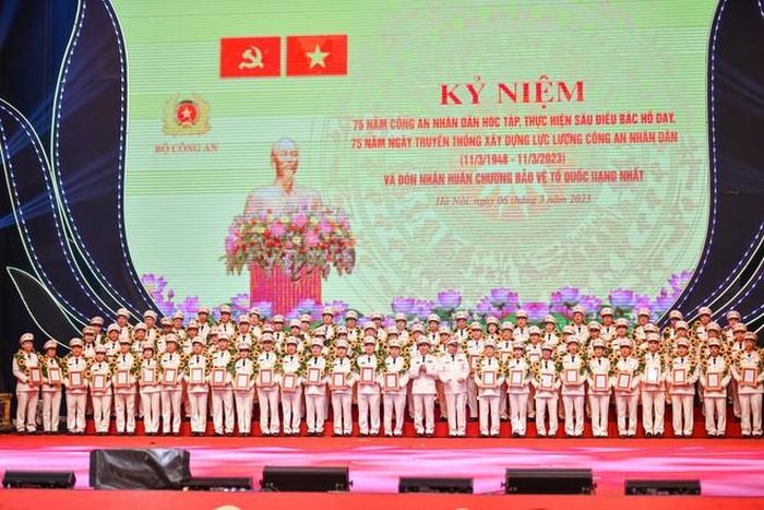 75 tấm gương tập thể, cá nhân tiêu biểu trong thực hiện Sáu điều Bác Hồ dạy được tuyên dương tại lễ kỷ niệm