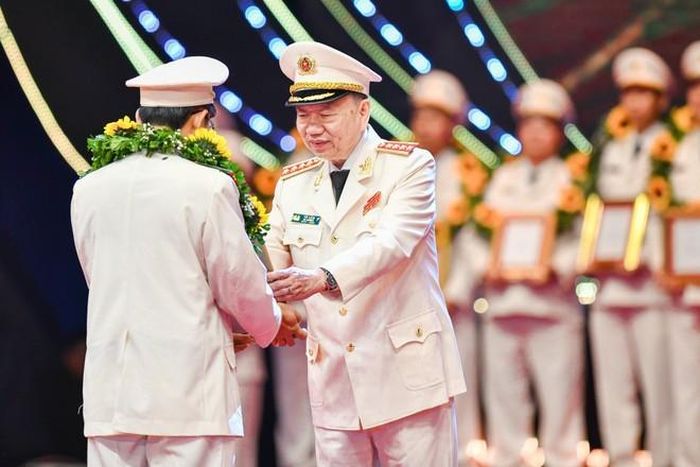 Đại tướng Tô Lâm, Ủy viên Bộ Chính trị, Bí thư Đảng ủy Công an Trung ương, Bộ trưởng Bộ Công an trao khen thưởng cho 75 gương điển hình tiên tiến trong CAND