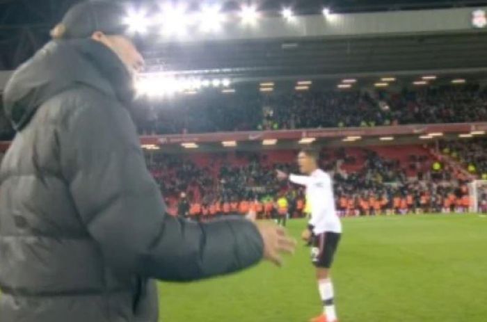 Varane (áo trắng) yêu cầu đồng đội ra cảm ơn người hâm mộ.