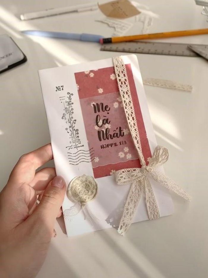 Những tấm thiệp handmade với kiểu mẫu đa dạng là lựa chọn cực kỳ lý tưởng để nhắn gửi lời chúc, lời yêu thương đến những người phụ nữ thân yêu của mình.