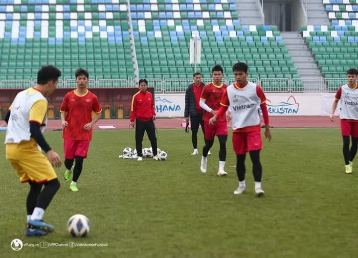 Cầu thủ U20 Việt Nam tập nhẹ chiều 5/3 chuẩn bị cho trận đấu với U20 Iran.Ảnh: VFF