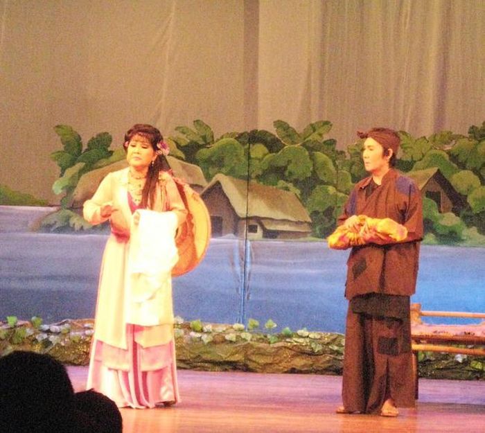 Vũ Linh và nghệ sĩ Phượng Liên trong vở “Bên cầu dệt lụa”, năm 2014