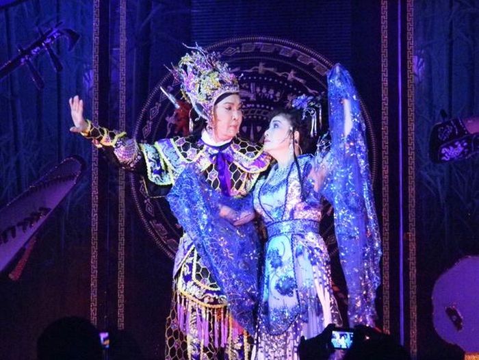 Vũ Linh và nghệ sĩ Tài Linh tái ngộ vào năm 2011, khi nghệ sĩ Tài Linh về nước biểu diễn tri ân khán giả. Ảnh: Ngân Anh