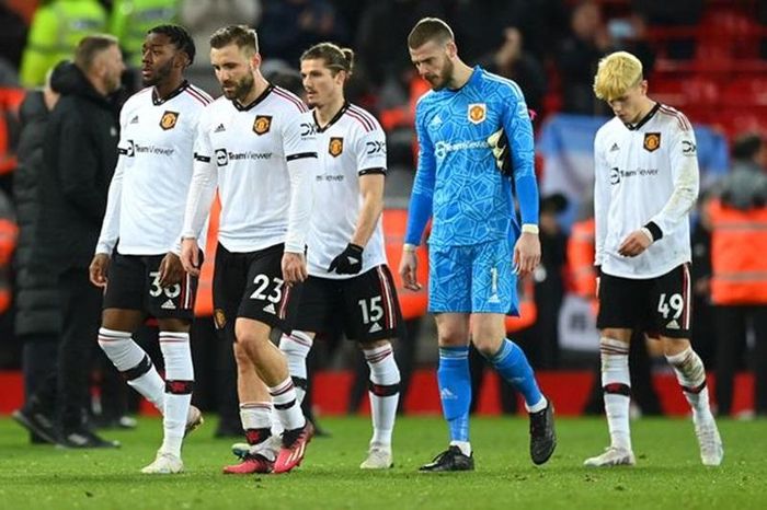 Cầu thủ Man.United cúi đầu rời sân sau thất bại lịch sử.