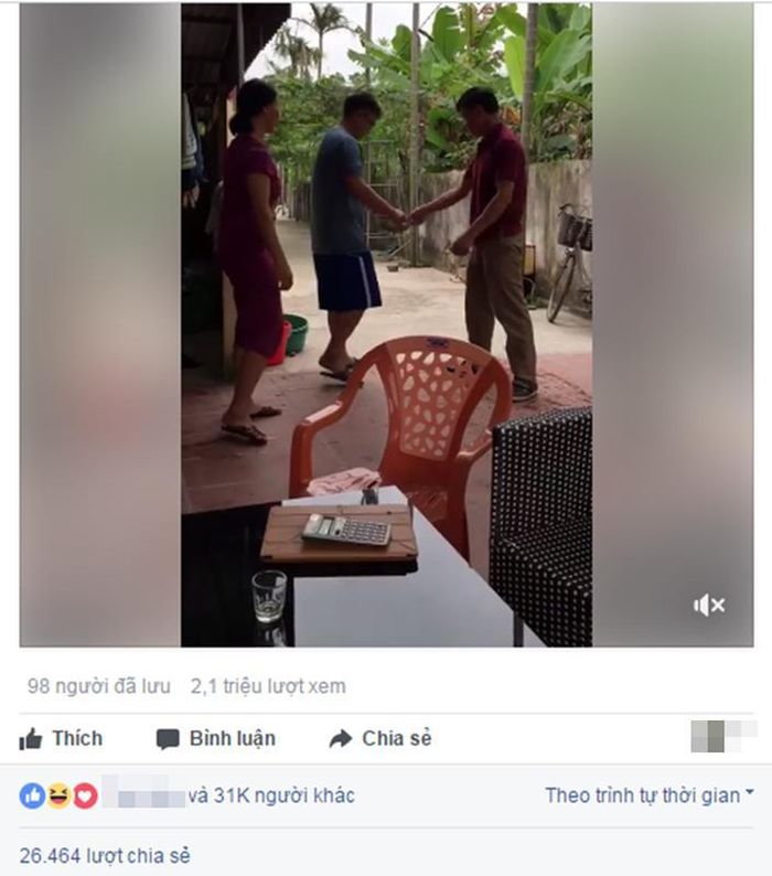 Trước đó cư dân mạng từng được phen cười nghiêng ngả với màn vẩy rau sống "bá đạo" của một chàng trai.
