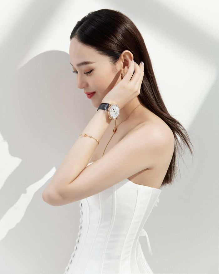 Và Minh Hằng gợi cảm hết nấc.