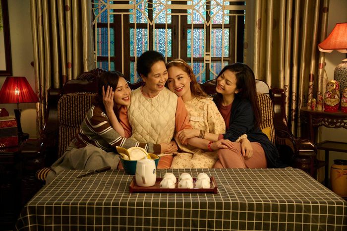 Trong Gia đình mình vui bất thình lình (tên cũ là Nhà có 3 nàng dâu), Lan Phương vào vai Hà - cô dâu thứ hai trong gia đình bà Cúc (NSND Lan Hương). Hà là mẫu phụ nữ vô tư nhưng thích can thiệp chuyện người khác, hay trầm trọng vấn đề và không chịu thiệt trong chuyện gì nhưng bên trong cô là con người tốt tính, sống tình cảm.