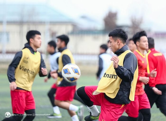 "Lối chơi này phù hợp với năng lực của U20 Việt Nam. Thứ hai, trước các đối thủ mạnh, U20 Việt Nam không thể chơi đôi công được. Để khắc chế lối chơi này, đối thủ phải có năng lực thực sự nữa. Họ có thực hiện được không? Chẳng hạn như đội U20 Qatar, họ nói sẽ khắc chế lối đá phòng ngự phản công của U20 Việt Nam, nhưng năng lực cầu thủ của họ có thực hiện được ý đồ chiến thuật hay không nữa”, HLV Hoàng Anh Tuấn chia sẻ.