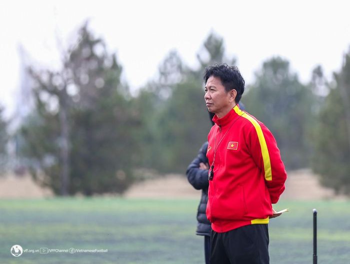 "Ba đội bóng ở bảng B đều được đánh giá mạnh hơn U20 Việt Nam. U20 Iran không phải ngoại lệ, họ rất mạnh. Những nền bóng đá mạnh nhất ở châu Á đương nhiên có Iran. Theo tôi đánh giá ngay từ đầu, U20 Iran là đội mạnh nhất ở bảng B. Chúng ta từng thấy đội tuyển quốc gia họ đá như thế nào, họ có thành tích như thế nào ở các giải đấu. Thật ra, ở một giải đấu như thế này, có thể họ có một trận đấu tốt, một trận đấu không tốt. Nhưng bình diện chung, chúng tôi nhận định U20 Iran là đội bóng mạnh nhất bảng”, HLV Hoàng Anh Tuấn thận trọng nói về đối thủ Iran.