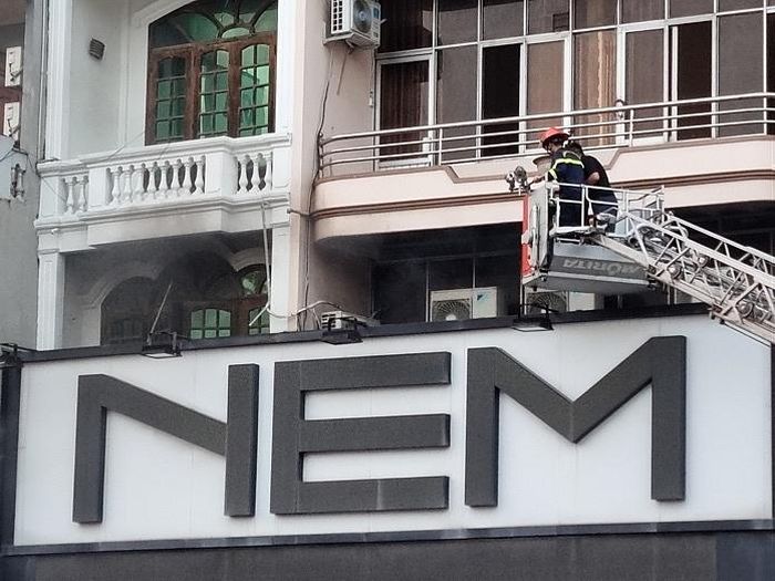 Lực lượng chức năng tiện cận vụ cháy.