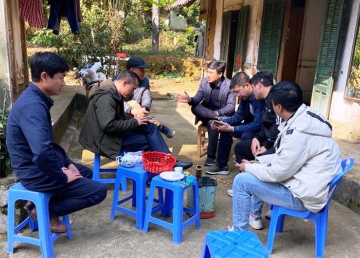 Họp nhanh tìm phương án truy bắt hung thủ.