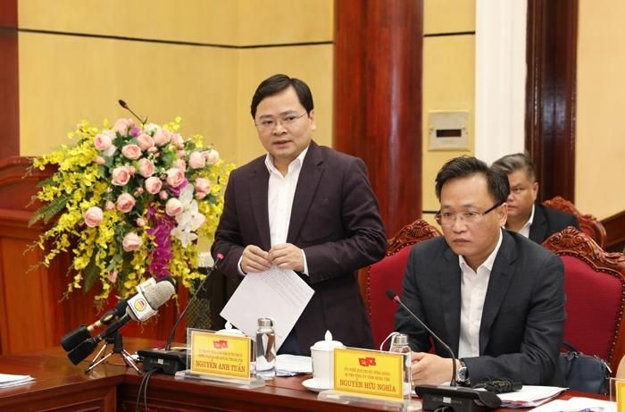Bí thư Tỉnh ủy Hưng Yên và Bí thư Tỉnh ủy Bắc Ninh trao đổi tại Hội nghị sáng 7/3. Ảnh: Thanh Hải. 