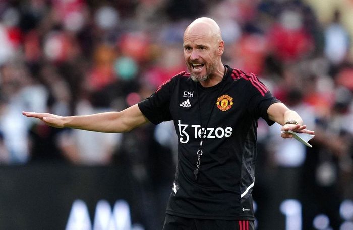 HLV Ten Hag nỗ lực giúp MU lấy lại tinh thần sau thất bại 0-7 trước Liverpool. Ông tuyên bố: "Thất bại không phải là chuyện của một hay hai cá nhân mà là toàn đội. Tôi thấy 11 cái bóng áo trắng mất bình tĩnh, không tuân theo kế hoạch. Điều này thực sự thiếu chuyên nghiệp và không phải là MU. Tôi sẽ nói chuyện với các cầu thủ về điều này".