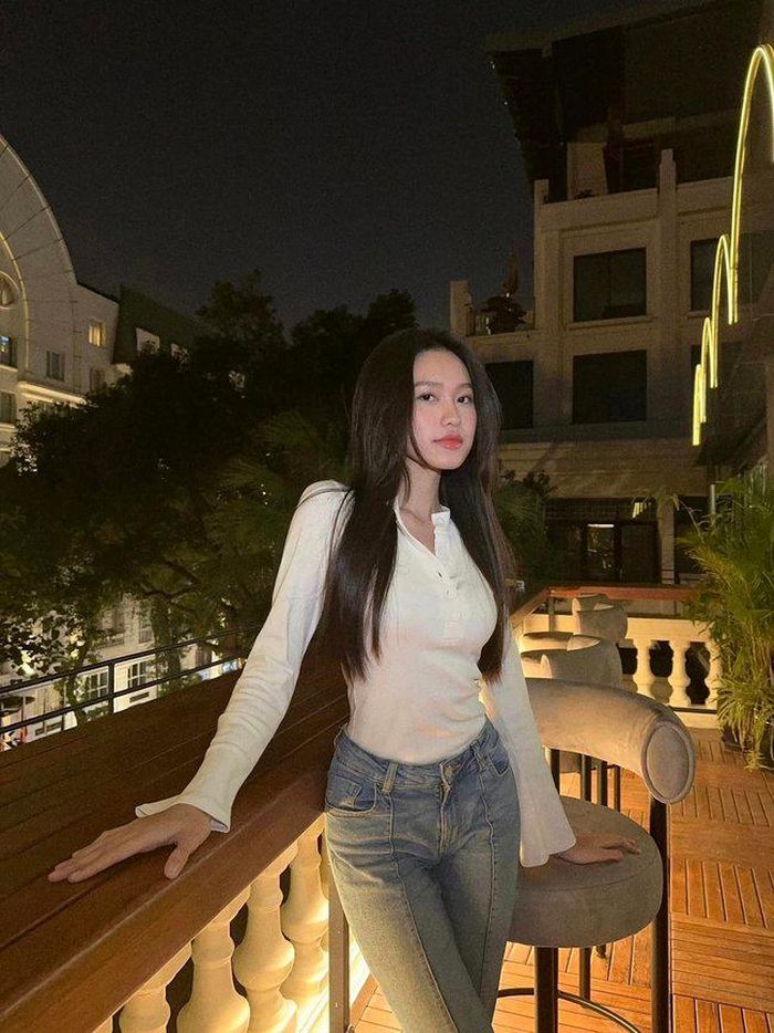 Hải My ăn mặc rất giản dị khi tới trường