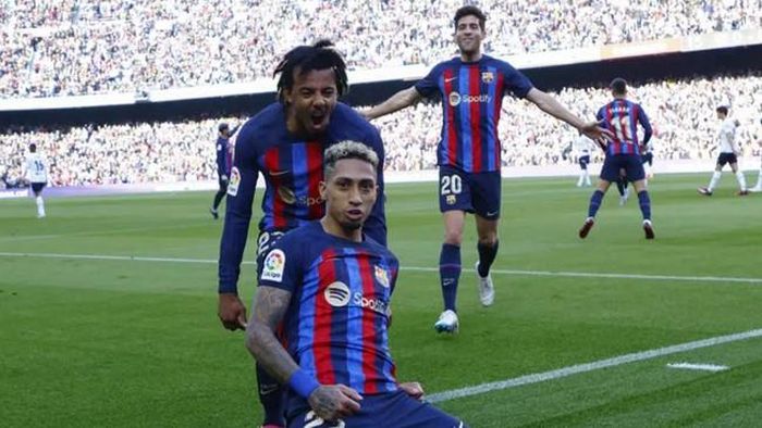 Ít nhất là Raphinha đã giúp Barcelona được mở mắt trước Valencia
