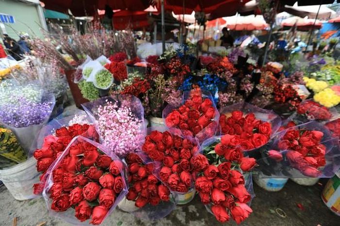 Hoa được bày bán ngày 8/3. Ảnh: Thành Đạt - TTXVN