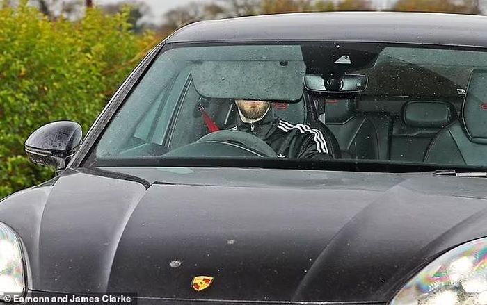 David de Gea, người đã để thủng lưới 7 bàn tại Anfield, đã sử dụng gương của mình để trốn tránh máy ảnh. Ảnh: Eamonn and Jame Clarke