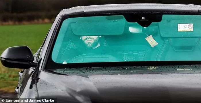 Luke Shaw cũng làm điều tương tự như De Gea khi muốn trốn tránh camera. Ảnh: Eamonn and Jame Clarke