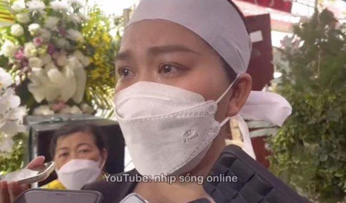 Hồng Phượng xúc động khi nhắc đến cố NS Vũ Linh. Ảnh: YouTube Nhịp sống online