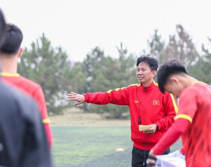 HLV Hoàng Anh Tuấn sẽ liên tục ứng biến để mang về lợi thế cho U20 Việt Nam. Ảnh: VFF