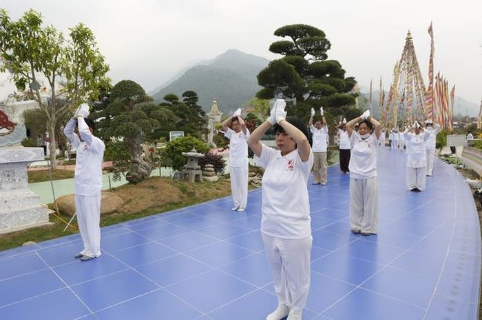 Phật tử Drukpa Việt Nam thực hiện "Tam bộ nhất bái" trong khóa chuyên tu Kora Stupa