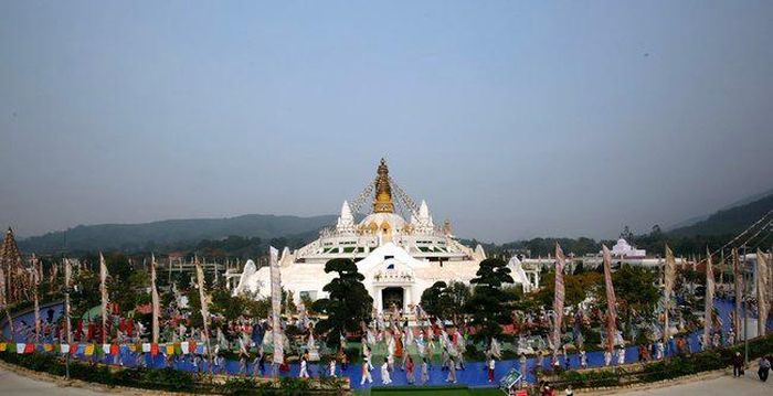 Đoàn Phật tử trong nghi lễ rước cờ và các biểu tượng thiêng trong Phật giáo Mật thừa