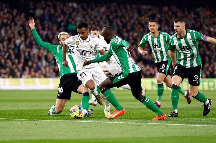 Rodrygo (áo trắng) bị siết chặt trong vòng vây bởi các cầu thủ Betis