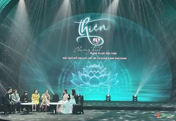  Đại diện Quỹ "hạnh phúc cho mọi người" chia sẻ với những gia đình có trẻ mắc bệnh tim bẩm sinh. 