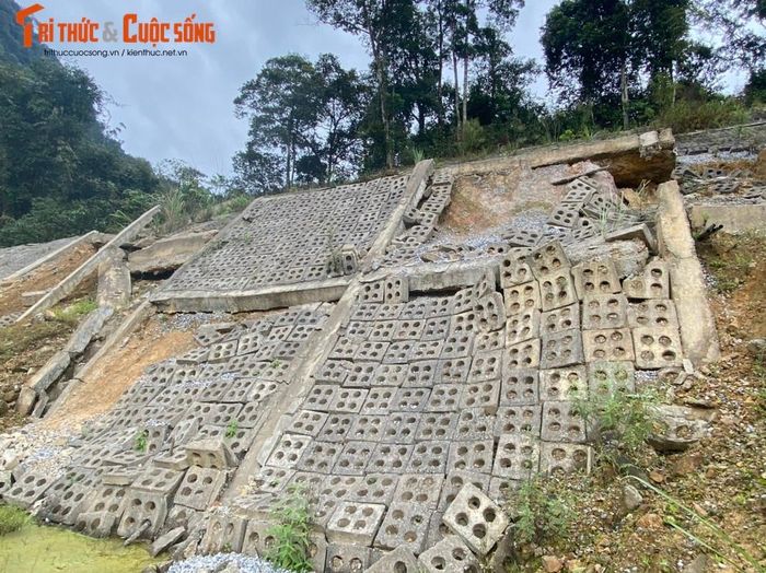Trước đó, tại khu kinh tế Cửa khẩu quốc tế Cha Lo vào tháng 10/2022 do ảnh hưởng mưa lớn, đã xảy ra một vụ sạt lở nghiêm trọng phá hủy cơ sở hạ tầng, trụ sở làm việc Đồn biên phòng CKQT Cha Lo.