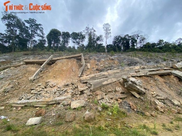 Tại hiện trường, hệ thống gia cố mái taluy dương phía trên trung tâm khu vực cửa khẩu đã bị phá hủy, các trụ dầm dọc, dầm ngang nằm chỏng chơ mất tác dụng bảo vệ. Trước đó, khi xảy ra sự cố, lực lượng chức năng tỉnh Quảng Bình đã khảo sát phát hiện thêm các vết nứt trên đỉnh đồi, đất đá có hiện tượng sụt xuống, tạo khe hở từ 30-40cm.