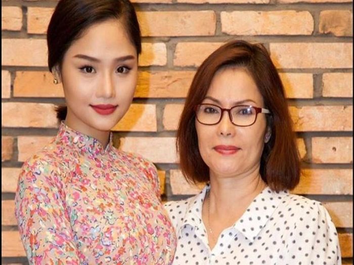 Gia đình của Miu Lê từng khó khăn. Trong cuộc phỏng vấn với Zing, nữ ca sĩ cho biết, bố mẹ trước đây không hề khá giả, phải xây dựng nên từ hai bàn tay trắng. Ảnh: Khám phá