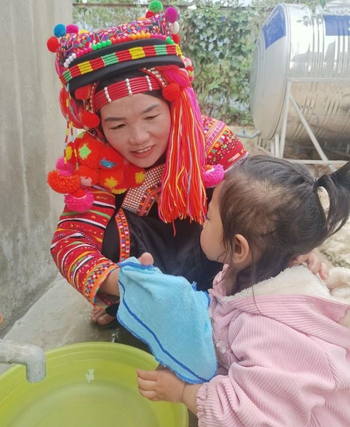 Nhờ tận tình chăm sóc trẻ, cô Nu được trẻ và phụ huynh quý mến.