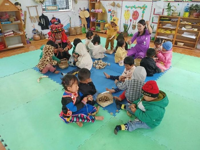 Trẻ được tự tay làm những đồ chơi mình ưa thích sẽ hứng thú đến trường.