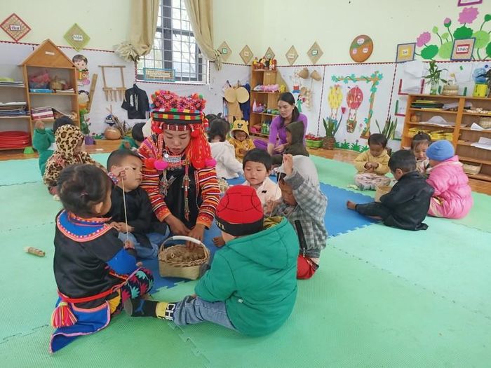 Phụ huynh người Hà Nhì tham gia dạy trẻ cùng với cô Chu Thanh Nu.