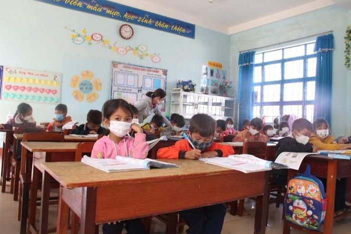 Giáo viên và học sinh Trường Tiểu học Sơn Lang vẫn còn nhiều khó khăn.