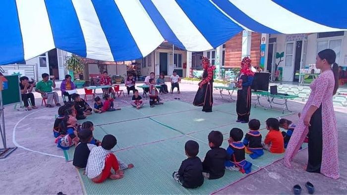 Trường Mầm non xã Thu Lũm thường xuyên mời các nghệ nhân về dạy những điệu múa dân gian truyền thống của dân tộc cho trẻ.