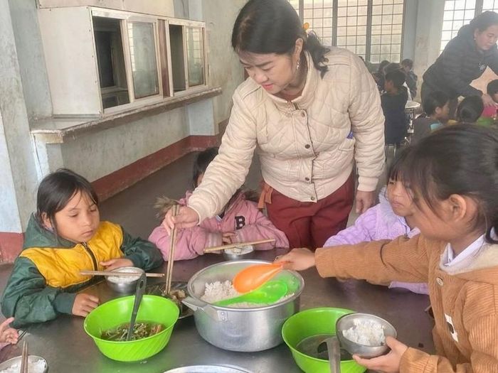 Cô Nguyễn Thị Phượng chăm lo từng bữa ăn cho học sinh.