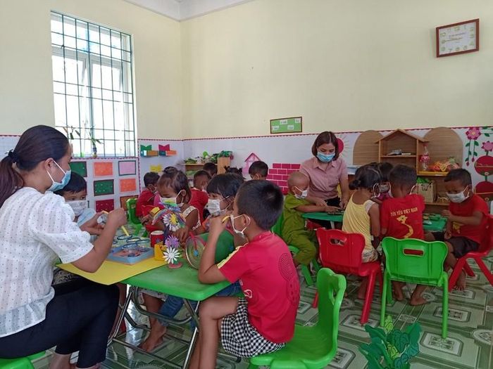 Trẻ được tự học và khám phá tri thức dưới hướng dẫn của giáo viên.