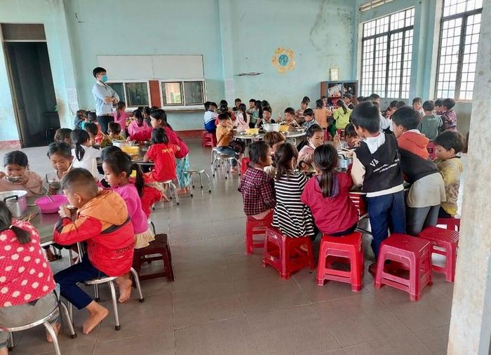 130 học sinh của Trường Tiểu học Sơn Lang ở lại bán trú nhờ sự hỗ trợ từ Dự án "Nuôi em".