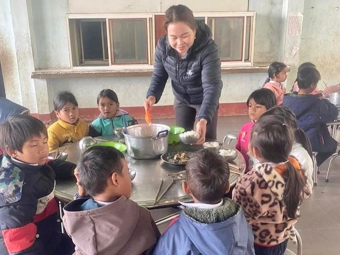 Bữa ăn bán trú của học sinh.