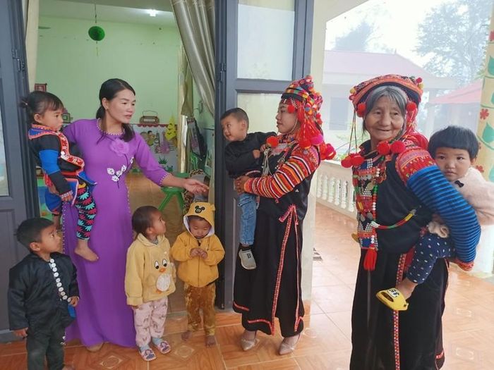 Cô Chu Thanh Nu (áo dài) đón trẻ vào lớp.