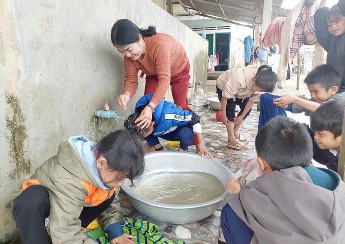 Cô Nguyễn Thị Phượng chăm lo cho học sinh như con của mình.
