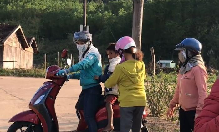 Giáo viên trường Tiểu học Sơn Lang vào tận làng, lên nương rẫy vận động, đưa trò đến lớp học.