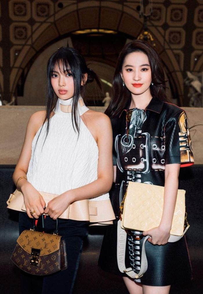 Lưu Diệc Phi và Hyein - thành viên nhóm nhạc NewJeans. Diễn viên được khen trẻ trung dù đứng cạnh đàn em kém mình đến 20 tuổi.