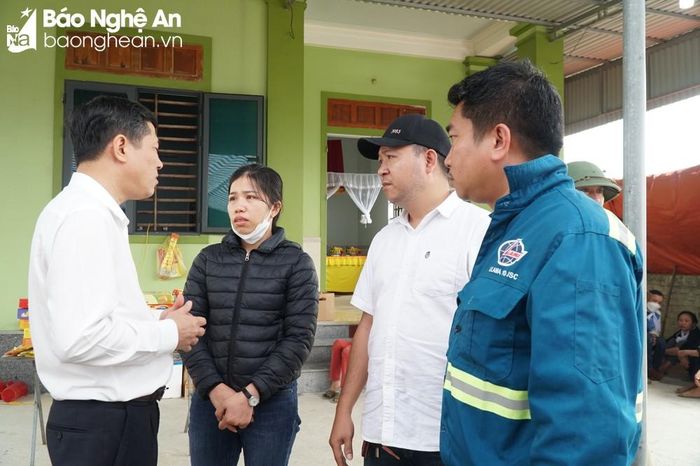 GIám đốc Sở Giáo dục và Đào tạo Thái Văn Thành thăm hỏi gia đình bị nạn. Ảnh: Mỹ Hà