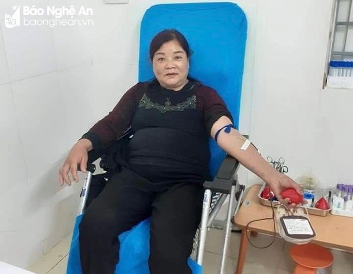 Chị Trương Thị Dung ở xã Quỳnh Thuận (Quỳnh Lưu) sau gần 9 năm đã hiến máu tình nguyện 28 lần. Ảnh: PV