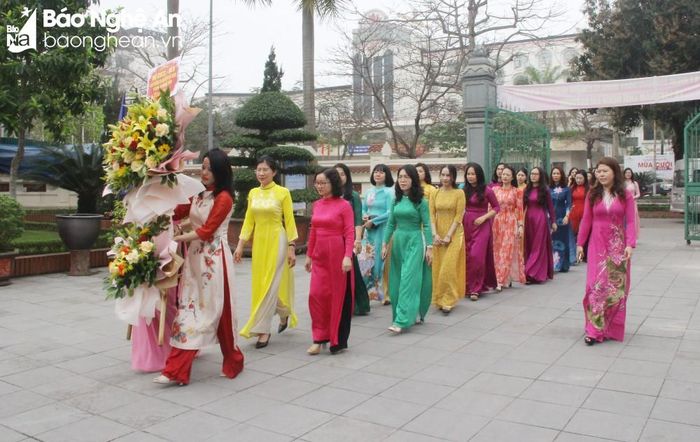 Nữ cán bộ, chuyên viên, nhân viên Văn phòng Đoàn đại biểu Quốc hội và HĐND tỉnh dâng hoa tưởng niệm đồng chí Nguyễn Thị Minh Khai tại nhà tưởng niệm đồng chí ở phường Quang Trung, thành phố Vinh, tỉnh Nghệ An. Ảnh: Mai Hoa