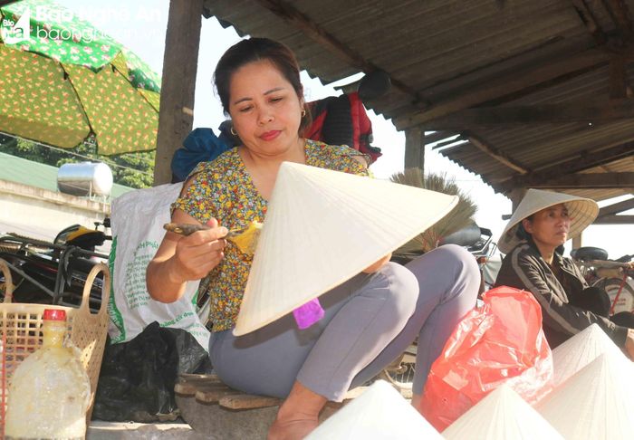 Những chiếc nón lá Đồng Văn giản dị không chỉ che mưa, che nắng, mà còn góp phần làm nên vẻ đẹp duyên dáng của người phụ nữ Việt Nam. Ảnh: Huy Thư